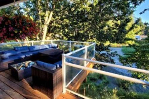 Zahrada ubytování Tranquil Riverfront Retreat