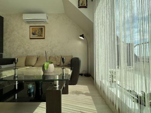 Una sala de estar con un sofá y una mesa de cristal. en Panoramic view near Sofia Airport, en Sofía