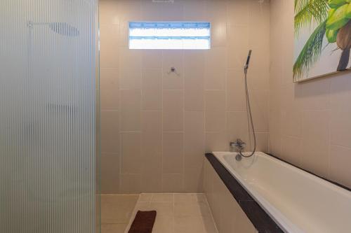 Bilik mandi di The BALIem Villa