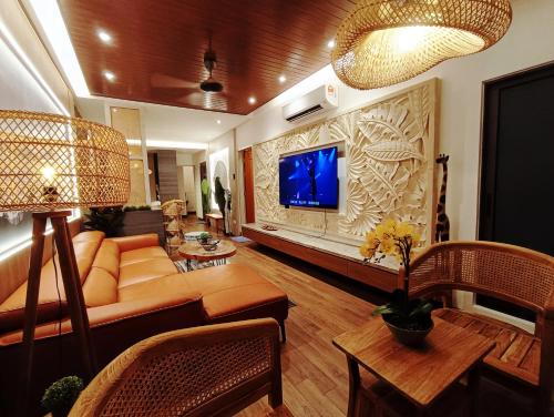Телевизор и/или развлекательный центр в Bali Residence Melaka by Jeffery Lam Home Management