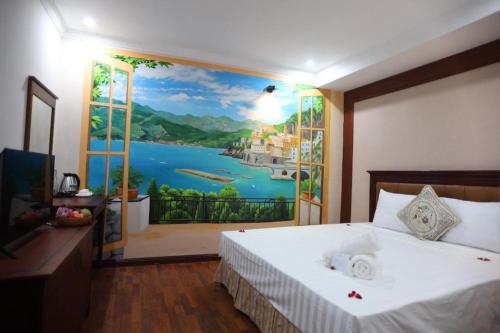 1 dormitorio con una gran ventana con una pintura en Bonjour D'An Nam Hotel HN - by BAY LUXURY, en Hanói