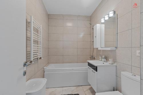 ein weißes Badezimmer mit einer Badewanne und einem Waschbecken in der Unterkunft New World Militari Grand Studio 2 in Bukarest