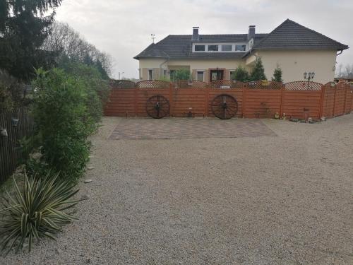 una casa con una valla de madera frente a un patio en Haus Lupo am Kanal en Castrop-Rauxel
