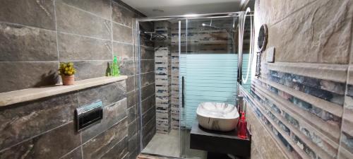 uma casa de banho com um chuveiro e um WC. em The Boutique Hotel Amman em Amã