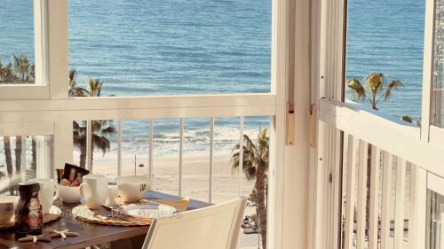 - une salle à manger avec une table et une vue sur la plage dans l'établissement Ruselo-R706, à Torrox Costa
