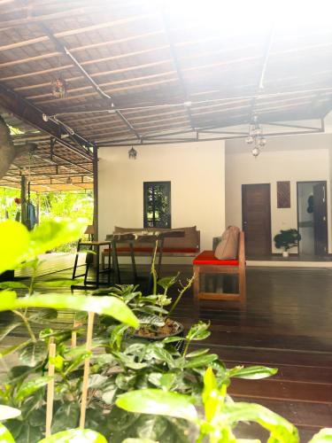a living room with a couch and some plants at Jungle Vibes in Thongsala