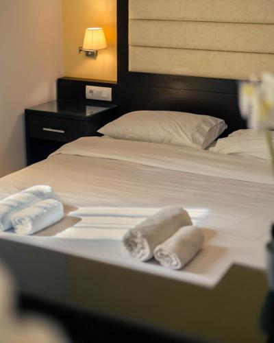 two towels on a bed in a hotel room at Hotel Kyani Akti in Xylokastron