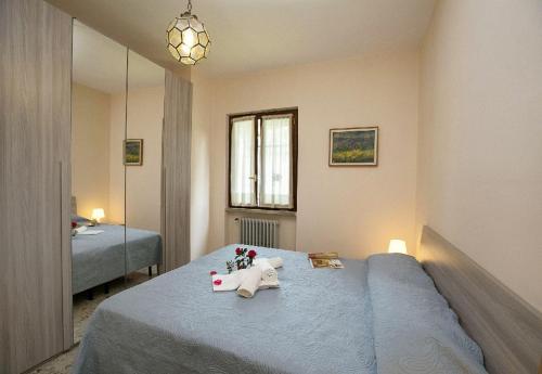 מיטה או מיטות בחדר ב-Villa Alberti 900m from Garda lake - Happy Rentals