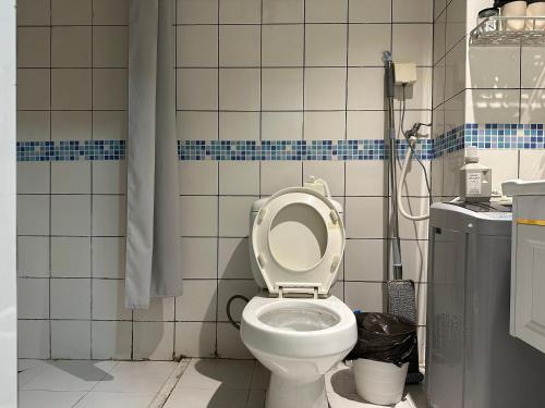 a bathroom with a toilet with the lid up at 重庆山川的民宿四店 in Chongqing