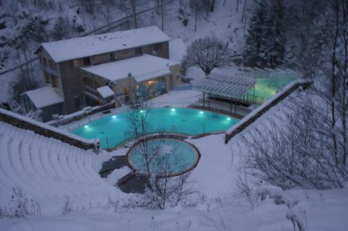 une maison avec une piscine dans la neige dans l'établissement Maison traditionnelle catalane avec jardin, à Thuès-entre-Valls