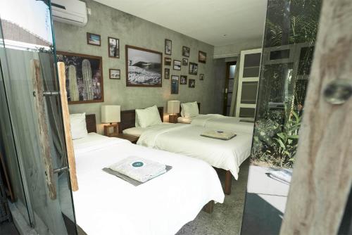 Cama o camas de una habitación en Surflodge Limasan Bali