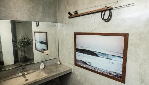 Un baño de Surflodge Limasan Bali