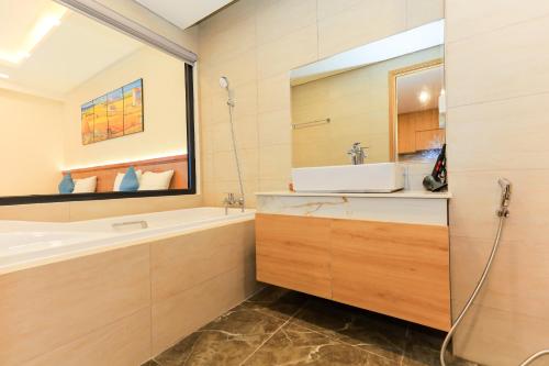 y baño con lavabo y bañera. en FLC Sea Tower - Seaview Apartment, en Quy Nhon
