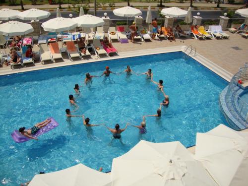 Bazén v ubytování White Gold Hotel & Spa nebo v jeho okolí