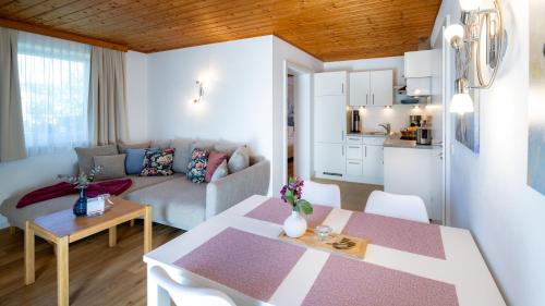 ein Wohnzimmer mit einem Sofa und einem Tisch in einem Zimmer in der Unterkunft Ferienpark Scheiber in Unterburg am Klopeiner See
