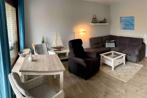 uma sala de estar com um sofá e uma mesa em Sea Lodge Mardorf em Neustadt am Rübenberge