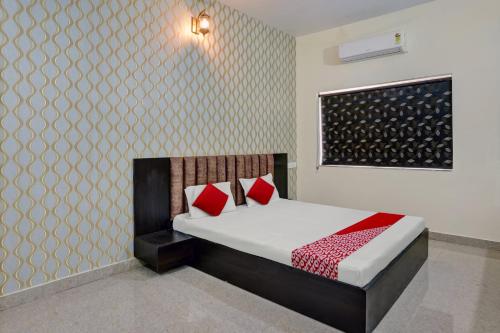 a bedroom with a bed with red pillows on it at OYO Flagship HOTEL PARK PALACE in Rānchī