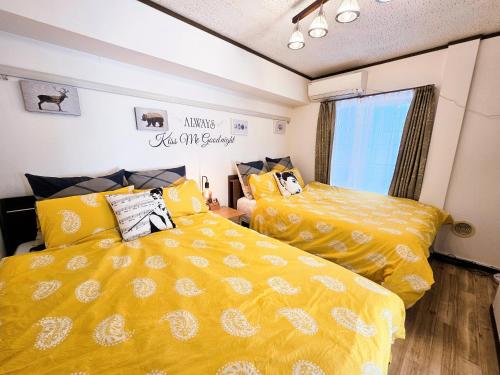 Tempat tidur dalam kamar di 101.Direct bus.Disney and Narita,Haneda Airport.near station walk 1min