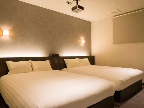 2 Betten nebeneinander in einem Zimmer in der Unterkunft Rakuten STAY VILLA Nasu Standard Family Room Capacity of 8 persons in Nasu