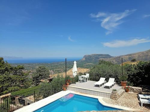 Utsikt över poolen vid Holiday house Sicily eller i närheten