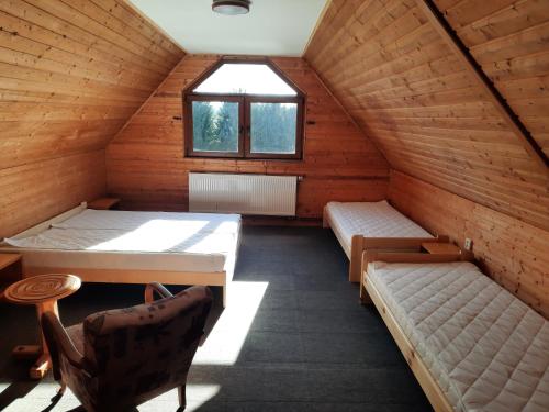 Zimmer mit 2 Betten und einem Fenster in der Unterkunft chata Pohoda, chata Kvítek, chata Western 