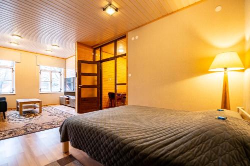 ein Schlafzimmer mit einem Bett und einer Lampe in einem Zimmer in der Unterkunft Kauba 6-6 Apartment in Kuressaare