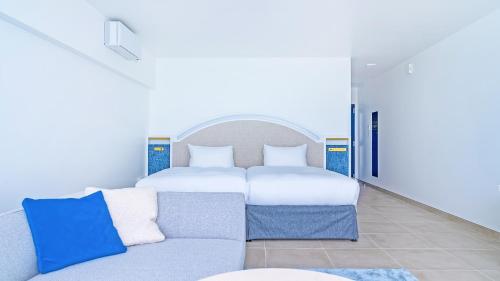 Cama o camas de una habitación en SANTORINI HOTEL&VILLAS MIYAKOJIMA