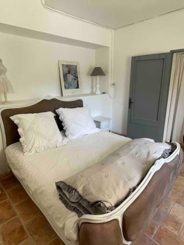 - un grand lit dans une chambre dans l'établissement “La Demie Tour” view on The Mont Ventoux., à Malaucène