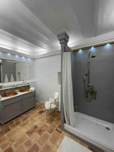 une salle de bain avec douche et baignoire dans l'établissement “La Demie Tour” view on The Mont Ventoux., à Malaucène