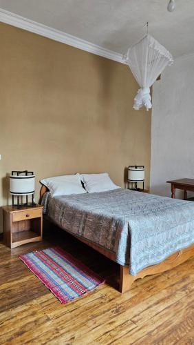 una camera da letto con un letto con due comodini e due tavoli di Résidence Mareva a Antananarivo