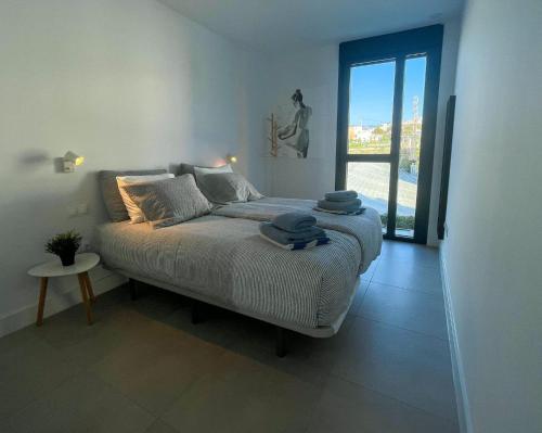 Un dormitorio con una cama con toallas. en Vidorra sealine, en Torrox