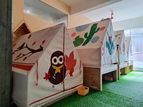 棚棚屋室內帳篷民宿Inn في كاوشيونغ: غرفة أطفال مع خيمة لعب عليها بومة