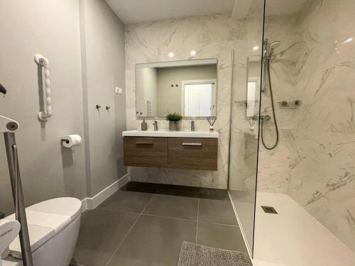 Un baño con ducha, inodoro y lavabo. en Vidorra sealine, en Torrox