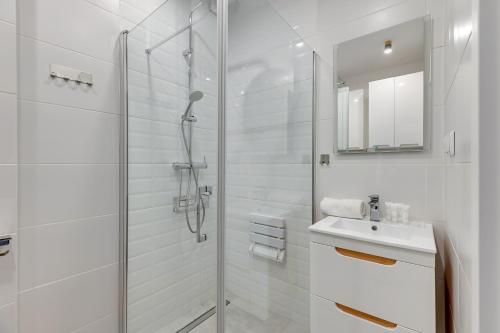 格但斯克的住宿－Primavera by Grand Apartments，带淋浴和盥洗盆的白色浴室