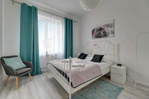 格但斯克的住宿－Primavera by Grand Apartments，卧室配有床、椅子和窗户。