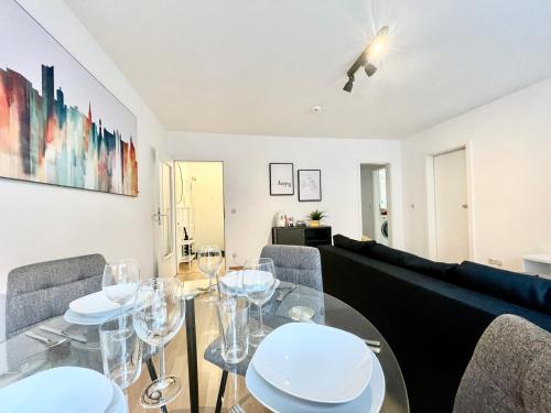 a living room with a table and chairs and a couch at Design City Apt Daisy - Modern, Zentral, Kaffeebar in Leipzig