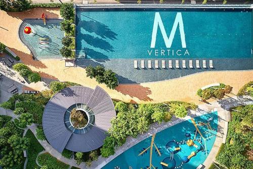 een luchtzicht op een resort met een zwembad bij M Vertica 3BR KL Cheras with Netflix in Kuala Lumpur