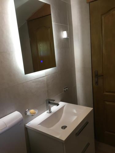 Un baño de "River paradise" Vikendica sa bazenom, ladarom i kaminom na samoj obali Vrbasa Banja Luka