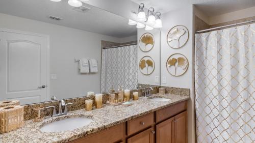 uma casa de banho com 2 lavatórios e um espelho grande em Top Villas - Paradise Palms Resort 271 em Kissimmee