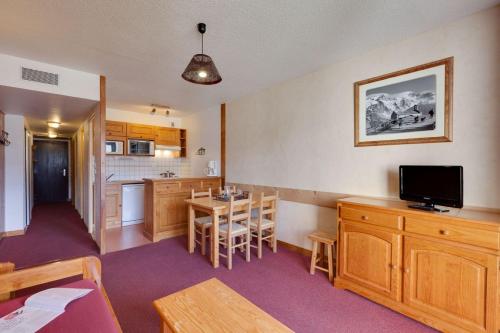 un salon avec une cuisine et une salle à manger dans l'établissement Cabourg - 19 - Studio proche pistes - 4 pers, à Les Deux Alpes