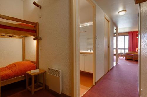 - une chambre avec des lits superposés et une salle de bains dans l'établissement Cabourg - 19 - Studio proche pistes - 4 pers, à Les Deux Alpes
