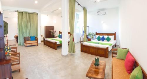 Ένα ή περισσότερα κρεβάτια σε δωμάτιο στο Nirmala Villa