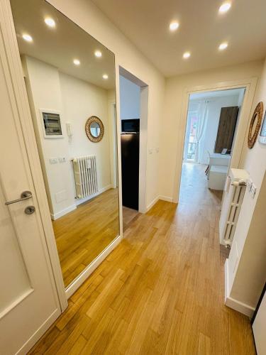 an empty hallway with a door and a mirror at D-Living Casa Vigevano in Vigevano