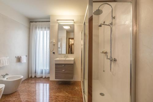 ein Bad mit einer Dusche und einem Waschbecken in der Unterkunft Ca' Del Monastero 3 Collection Apartment for 4 Guests with Lift in Venedig