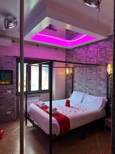 ローマにあるImperatoreの紫色の天井のベッドルーム1室