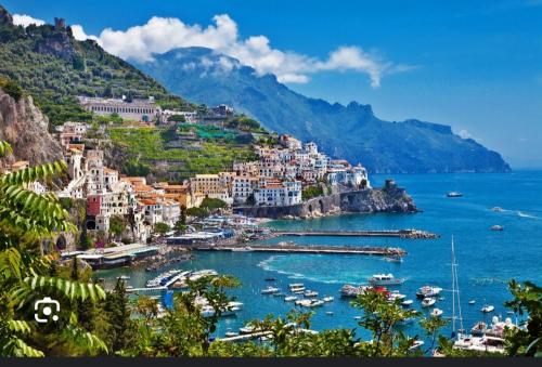 Blick auf einen Hafen mit Booten im Wasser in der Unterkunft Casa concy in Sant'Agnello