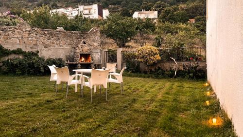 エル・トルノにあるVilla del Jerteの暖炉のある庭のテーブルと椅子