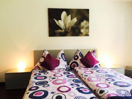 采爾馬特的住宿－Ferienwohnung Bahari Zermatt，一间卧室配有带枕头的床