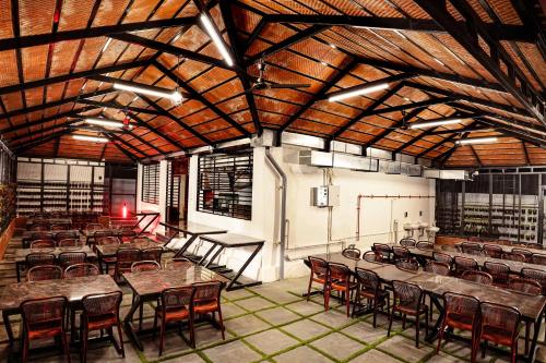 a large room with tables and chairs in it at GREEN MOUNT RESORTS in Malaiyāndipattanam