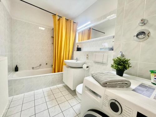 uma casa de banho com um WC, um lavatório e uma banheira em Design City Apt Lilly - Kaffeebar, Balkon, Zentral em Leipzig